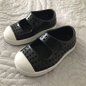 BRAND NEW! Infant Natives size 4. Juniper style.